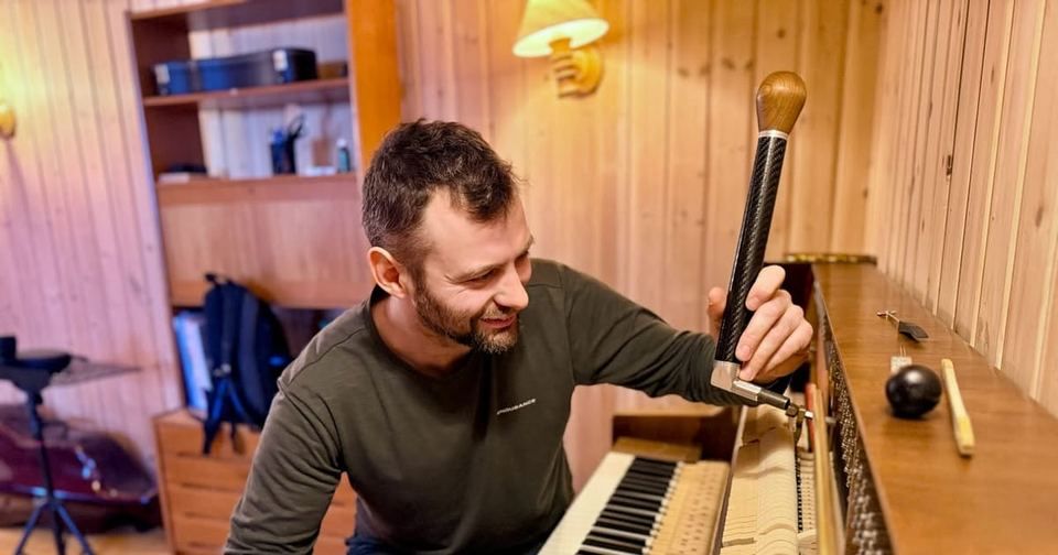 Håkon Asvald stemmer et piano, bilde fra hapiano.no